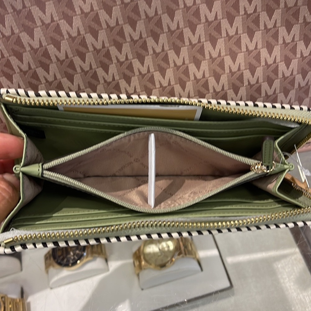 Michael Kors Jet Set Travel Large Pebble Leather Quarter-Zip Wallet
NWT - Picture 10 of 16